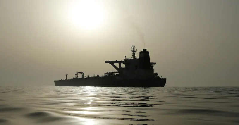 Primer superpetrolero atraca en la principal terminal petrolera de Irán en casi un mes