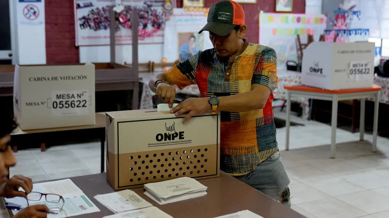"Es una feria electoral": comicios regionales en Perú se enfrentan a antiguos candidatos y partidos debilitados