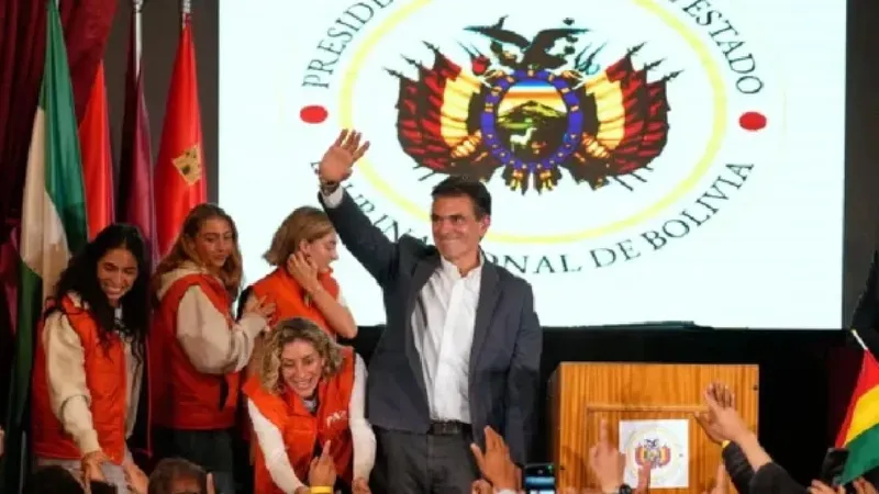 Bolivia: presidente Rodrigo Paz reduce su salario 50% en medio de protestas