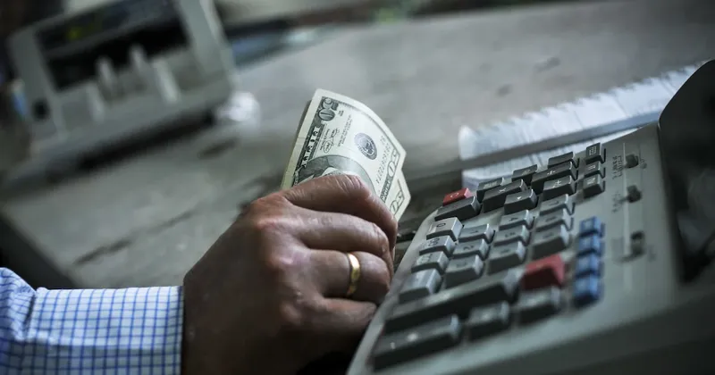 De la Espriella lleva al dólar en Colombia a mínimos desde 2020: peso lidera subidas en el mundo