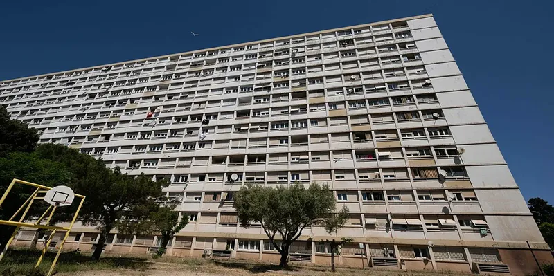 Gran dolor en Francia: Madre se lanza desde el piso 13 junto a sus...