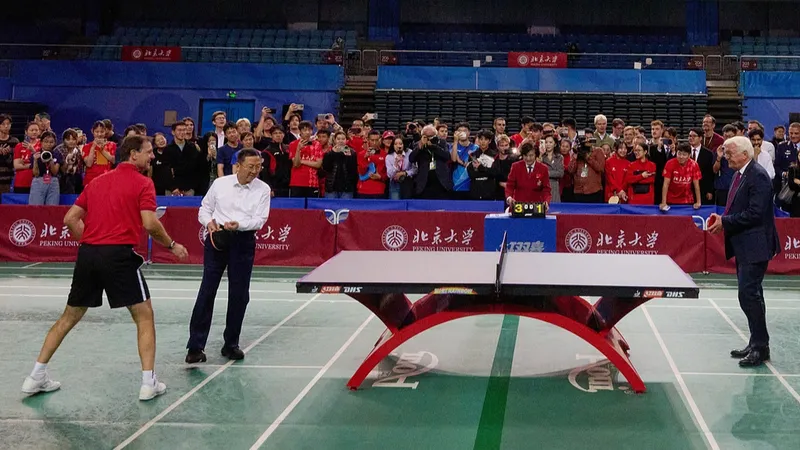 El presidente alemán y Timo Boll comparten una jornada de tenis de mesa en la Universidad de Pekín