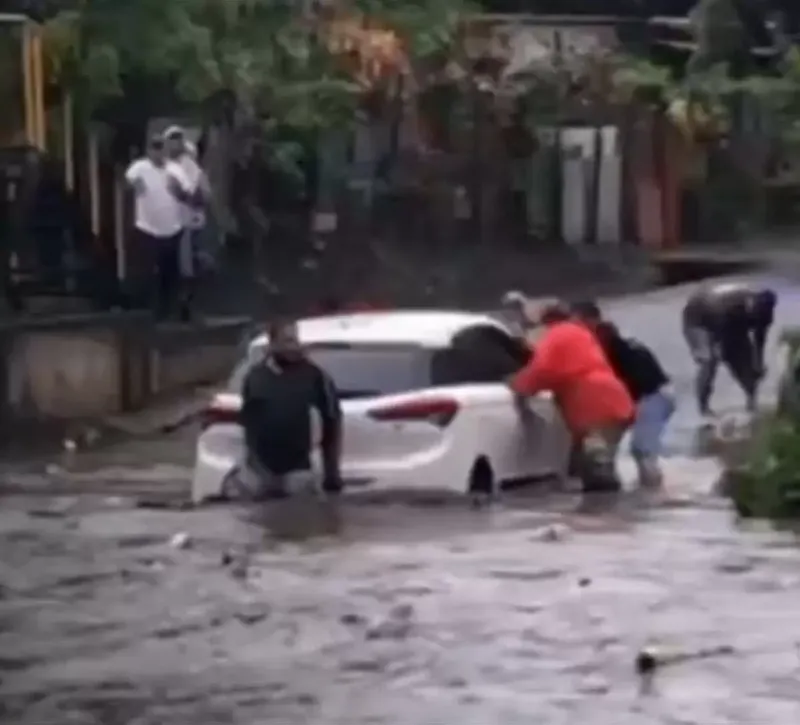 Auto queda atrapado en cauce crecido y casi es arrastrado en Nindirí