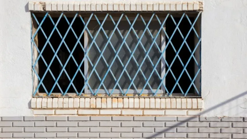 Las rejas comienzan a desaparecer de las casas: la alternativa más elegante que también frena los robos