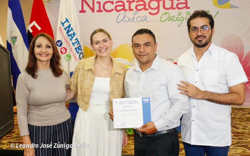 Emprendedores del sector turístico reciben certificados para seguir elevando calidad en servicios