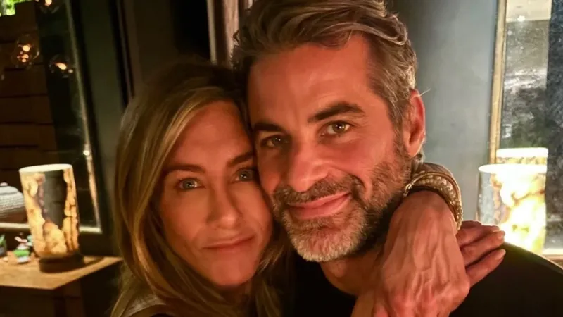 Jennifer Aniston deslumbra en microbikini durante una escapada romántica con Jim Curtis