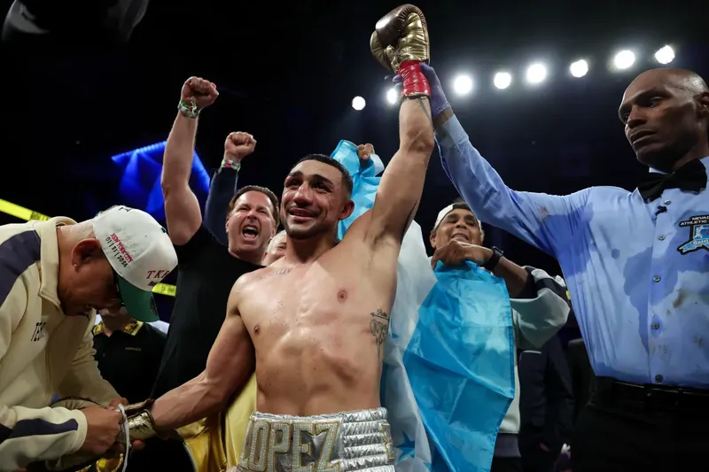 Teófimo López se impuso ante Rolly Romero para arrebatarle el cinturón