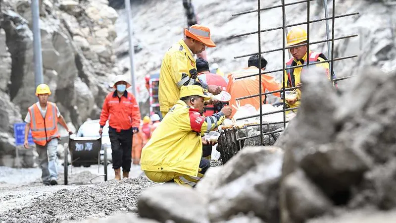 Los equipos de rescate en Xizang monitorean riesgos geológicos en una ruta de acceso clave