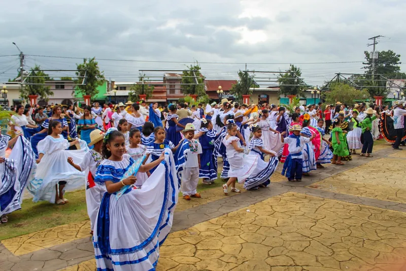 Masaya baila con orgullo al son de las marimbas, celebrando nuestras festividades patrias