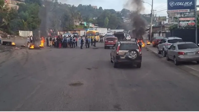 Protestas y bloqueos de carreteras en Honduras por el alza del precio del combustible