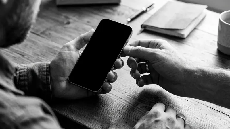 iPhone con la pantalla en blanco: así puedes intentar recuperarlo sin ir al técnico