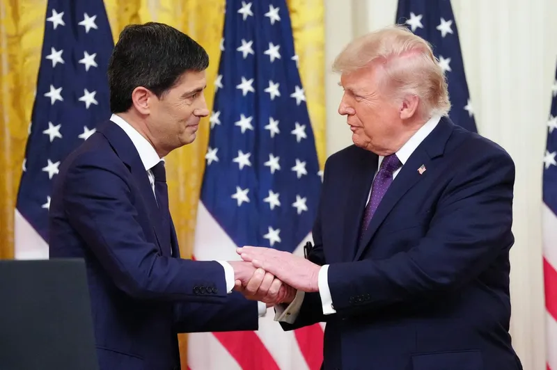 Kevin Warsh jura como presidente de la Fed; ofrece una orientación "reformista"
