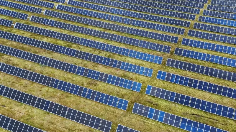 Más energía solar que nunca y una factura de 104 euros: la paradoja eléctrica de España