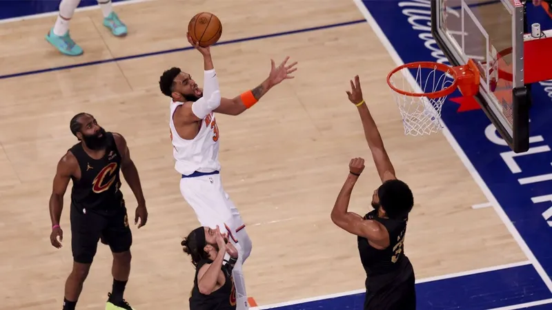 Knicks vencen a Cavaliers y quedan a un triunfo de las Finales del Este de la NBA