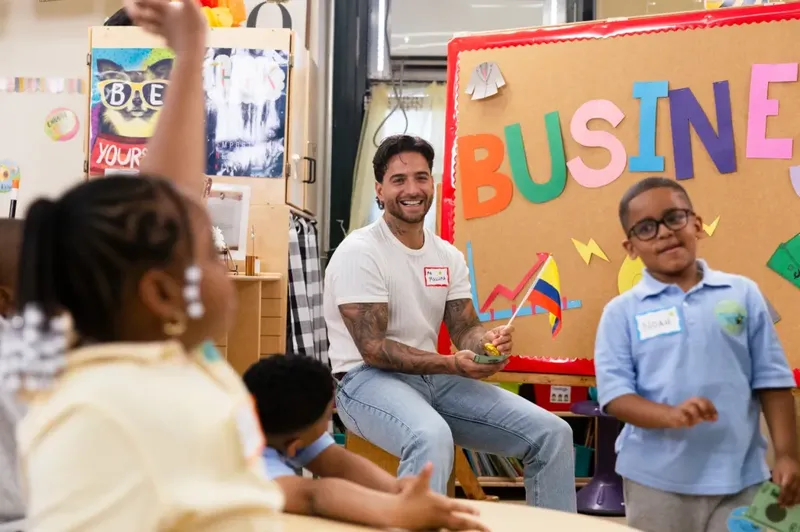 Mira a Maluma enseñar a niños de 2º grado a ser emprendedores: ‘Necesitaba el dinero’