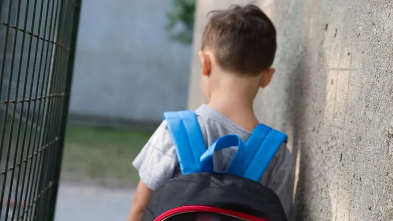 Suspenden a niño por apuntar con un sándwich a compañero de escuela en EE.UU