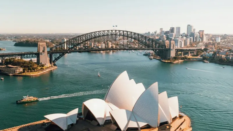 Australia obliga a las eléctricas a regalar hasta 24 kWh de luz al mediodía: en Sídney el resto del día terminó saliendo más caro