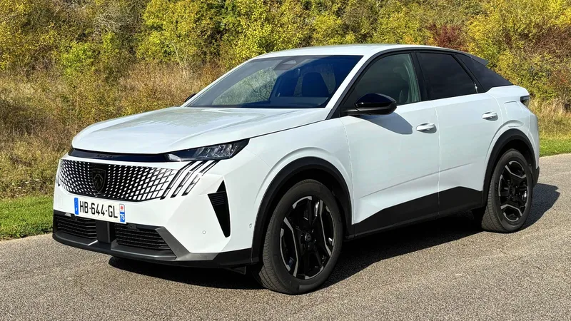 Lo mejor de los dos mundos, el eléctrico y el de combustión, se encuentra debajo del capó del Peugeot 3008 PHEV