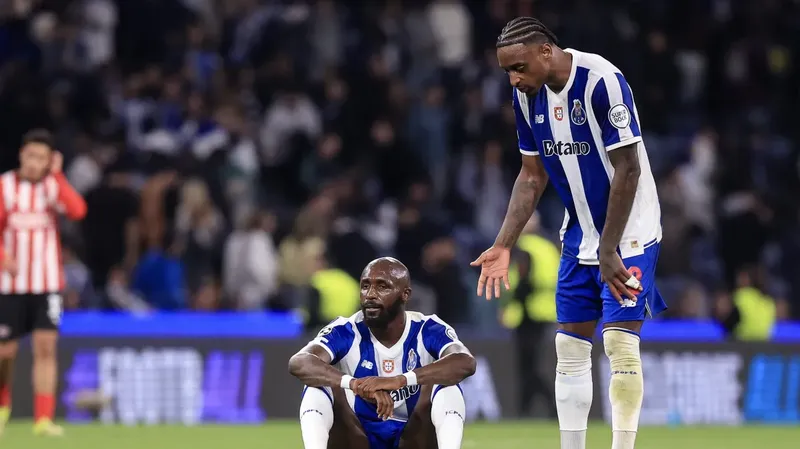 Santiago Giménez no jugó con el FC Porto y se burla de sus supuestos problemas psicológicos
