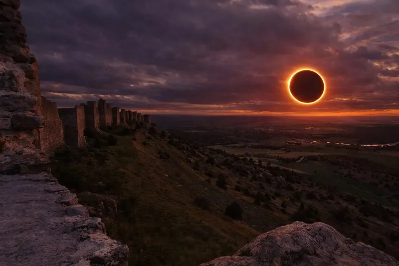 Ya sé que desde mi ciudad no voy a poder ver el eclipse de este verano, ¿pero qué veré exactamente cuando ocurra si estoy en Girona o en Málaga?