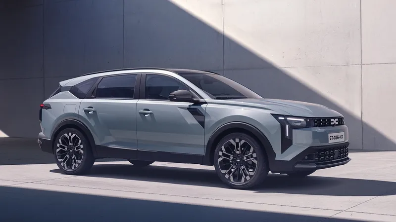 Con una practicidad interior como pocos, Dacia lo ha vuelto a hacer con su nuevo SUV híbrido 'barato' de 155 CV que promete 4,2 l/100 km