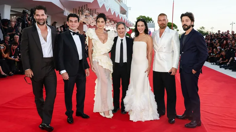 Gael García Bernal y Ricky Martin sacan sus pasos de baile en el estreno de 'Hombre al Agua' en Venecia