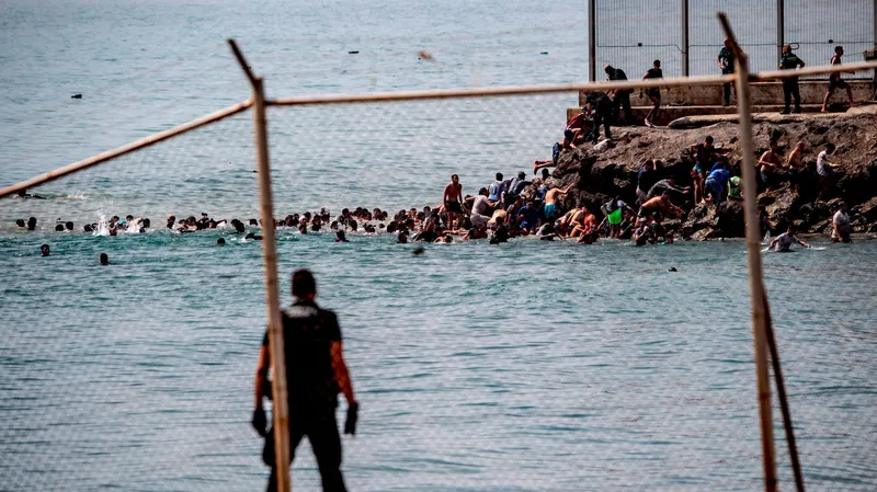 Miles de migrantes desafían la frontera de Ceuta y reavivan el fantasma de la crisis de 2021