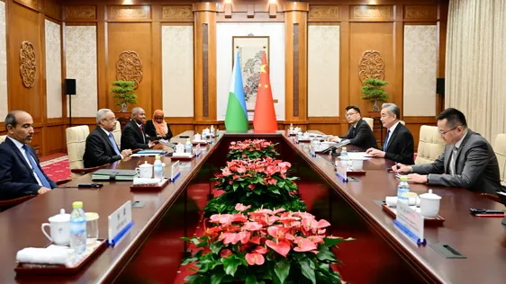El canciller chino, Wang Yi, se reúne en Beijing con su homólogo de Yibuti, Abdoulkader Houssein Omar