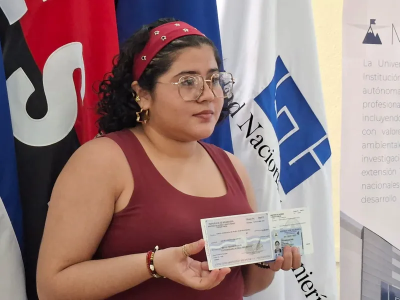 Jóvenes universitarios reciben becas que abren puertas al futuro