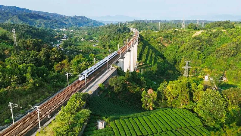 De los ferrocarriles de altura a la computación para IA: ¿cómo conecta China las infraestructuras del futuro?