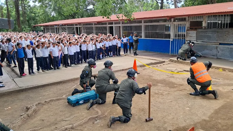 Estudiantes y docentes participan en simulacro de evacuación y rescate en Managua durante ejercicio nacional