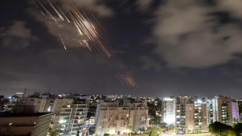 Imágenes satelitales revelan impacto de ataques de Irán a bases de Israel