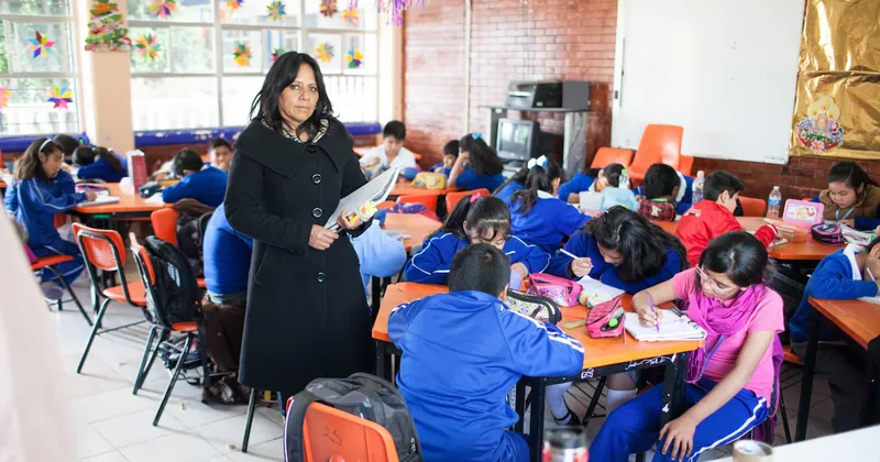 México restringirá los celulares en escuelas en medio de retrocesos en matemáticas y lectura