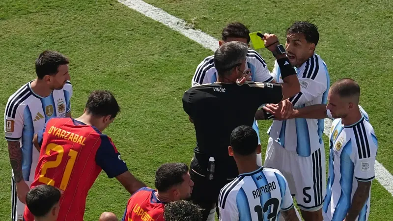 ¡Agresión de Paredes a Eric y a Gavi tras el pitido final!