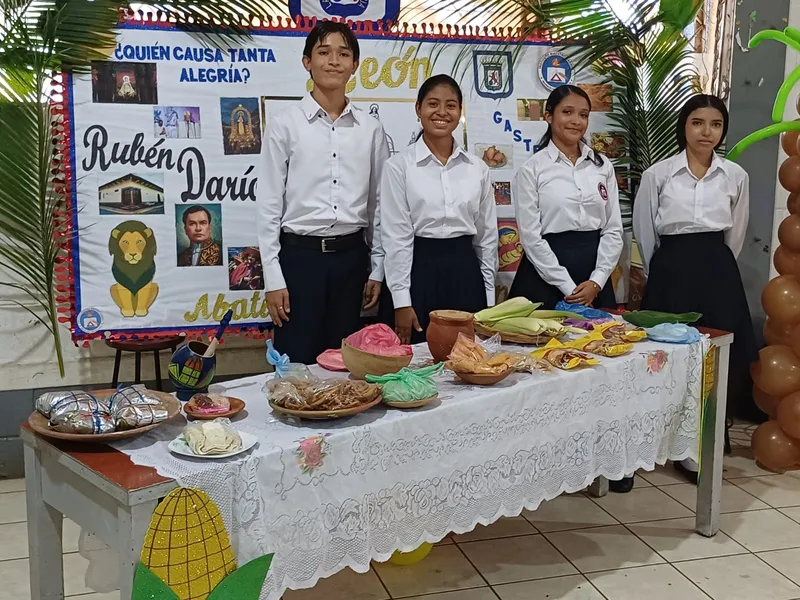 Estudiantes conmemoran Día de la Resistencia Indígena con actividades culturales y gastronómicas