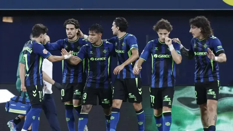 1-2: El Betis firma el mejor arranque de su historia y deja en descenso al Villarreal