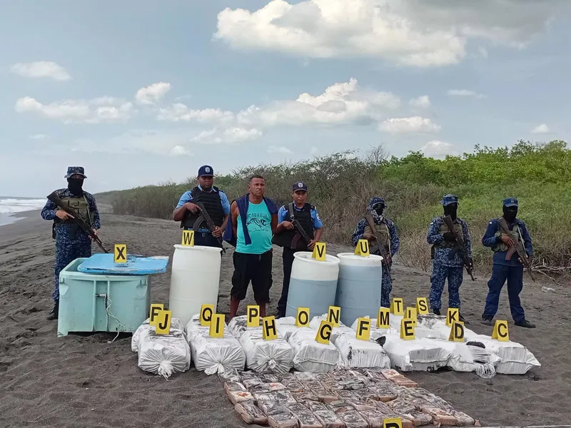 Incautan cargamento de cocaína frente a playa Salamina, en Villa El Carmen