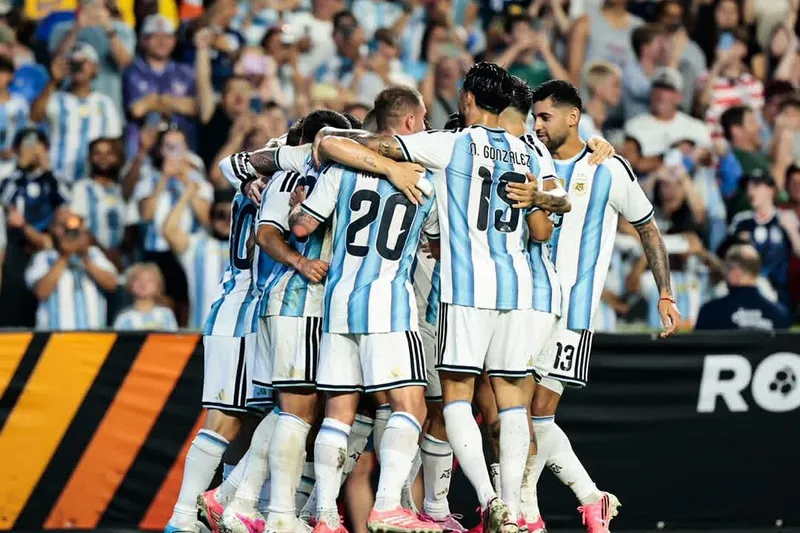 Argentina inicia la defensa de su corona ante Argelia
