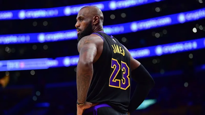 A LeBron le arde el teléfono «con llamadas de aspirantes»