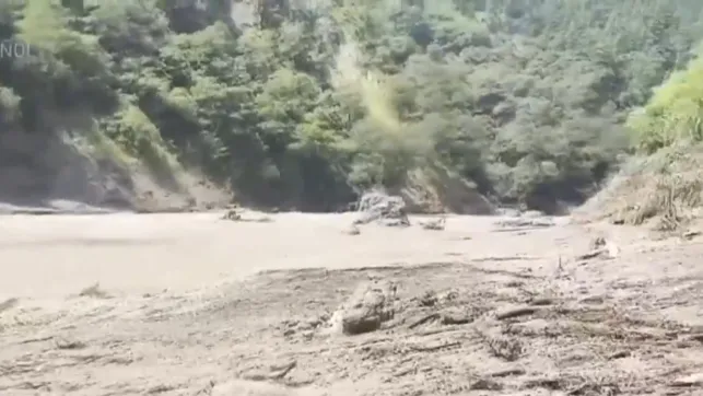 Socorristas acuden a paso fronterizo afectado por deslizamiento de tierra en Xizang, suroeste de China