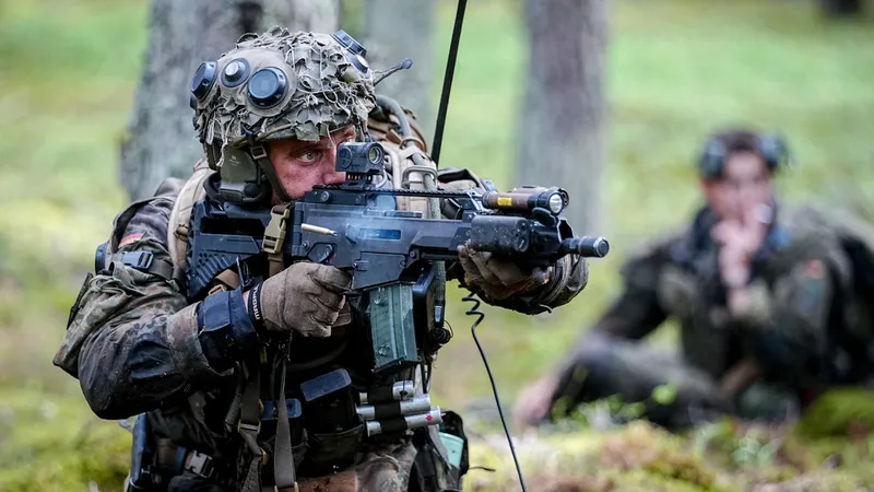 Trump lanza dura crítica contra sus aliados europeos: "No tienen un buen ejército"