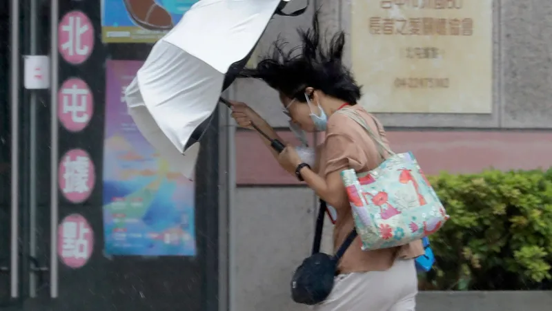 China evacúa a más de 300.000 personas por el tifón Noul