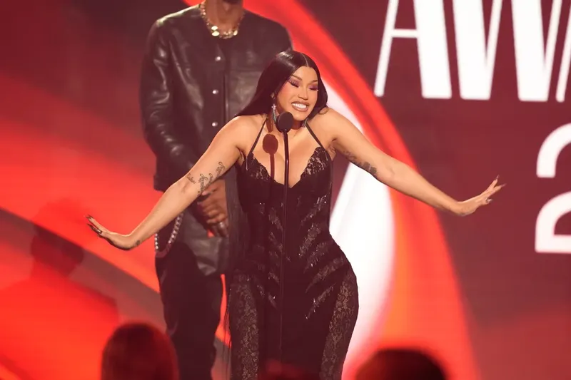 Cardi B fue vista con un misterioso hombre en la Semana de la Moda de París