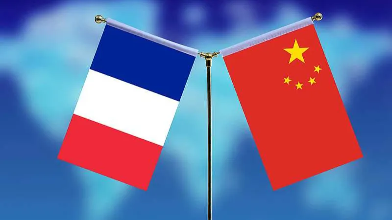 El canciller chino, Wang Yi, conversa por teléfono con su homólogo francés, Jean-Noel Barrot