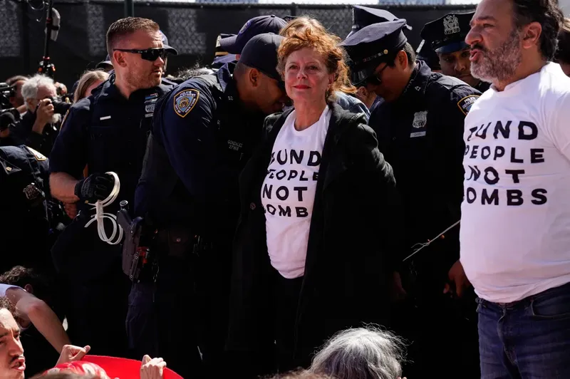 Susan Sarandon y Hannah Einbinder son detenidas durante protesta contra Netanyahu en Nueva York