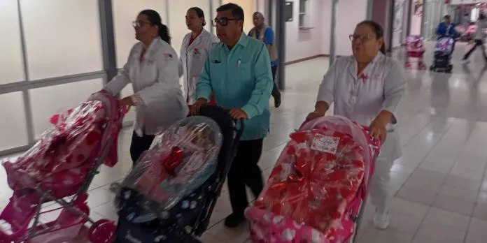 Soprenden con regalos a las primeras madres que dieron a luz en el Día...