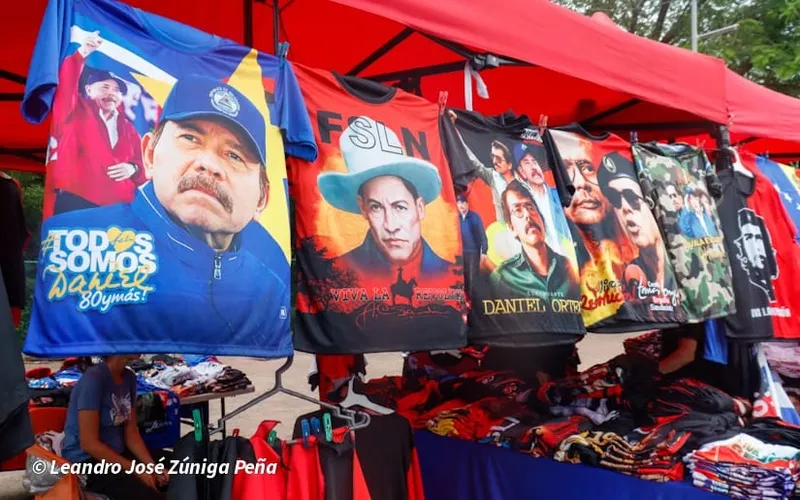 Variedad de artículos para celebrar el 47/19 en la Avenida de Bolívar a Chávez