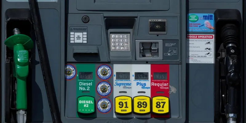 Gasolina en EU da un alivio a los automovilistas; ha caído 20 centavos en las últimas dos semanas
