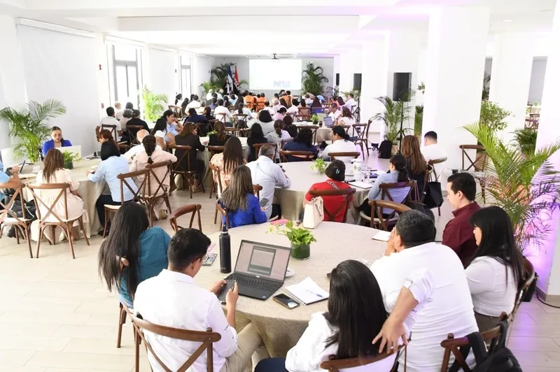 Cien representantes empresariales se actualizan en normativa ambiental con el Marena