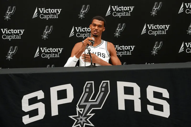 Spurs y Wembanyama arrasan en las encuestas a los GM